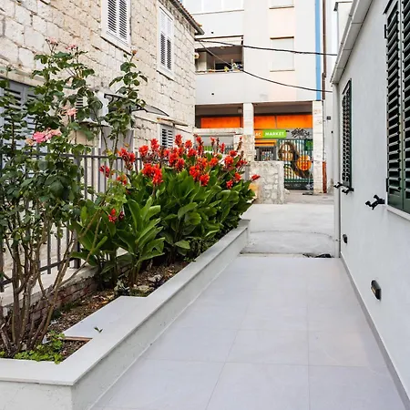 Luxury City Center House Split Exterior photo